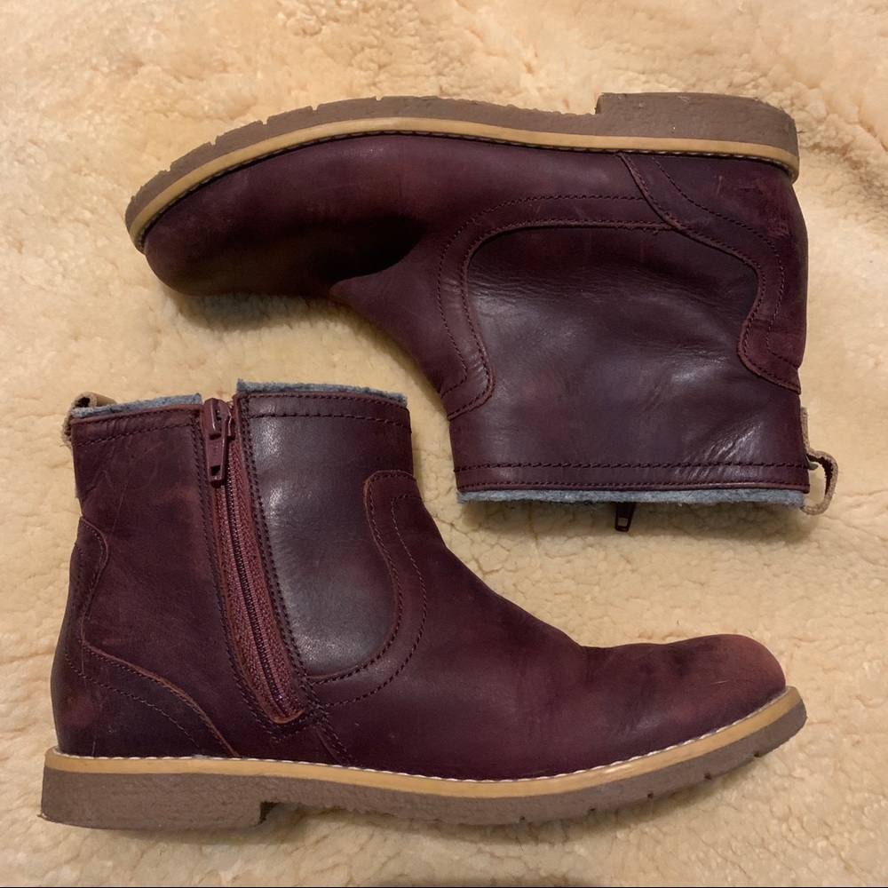EUC CLARKS girls waxed leather Chelsea boot size 2W